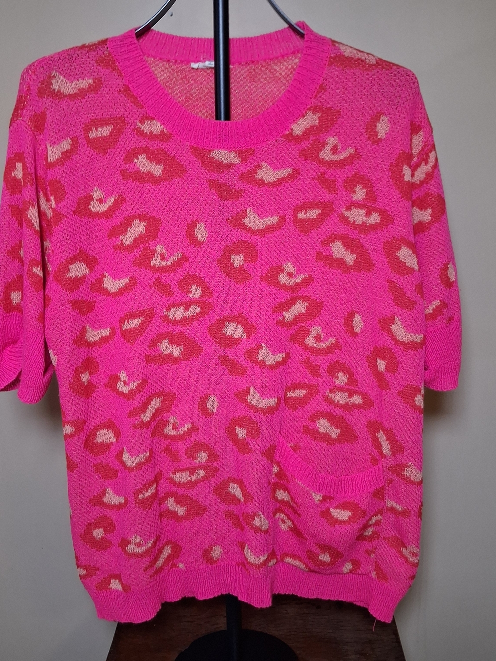 Jodifl Women’s Pink & Red Leopard Animal Print Short Sleeve Sweater; Size S
